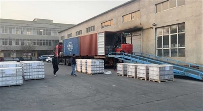 Chargez et expédiez les marchandises dans des conteneurs